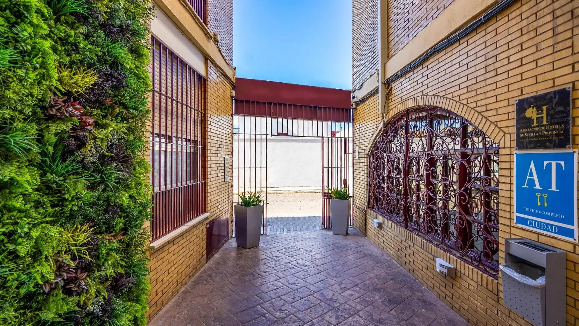 Apartamentos Puerta Del Sur Севилья
